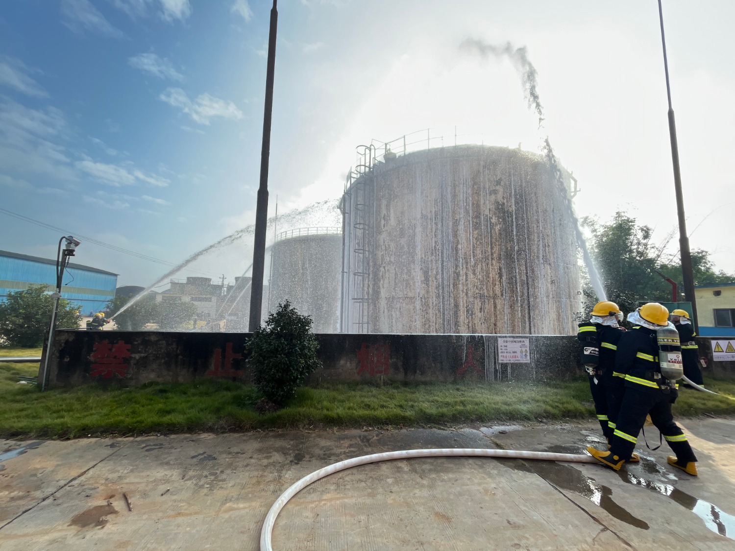11月9日，昌菱制糖公司组织开展2022年消防应急救援演练。（骆桦 吴亮）
